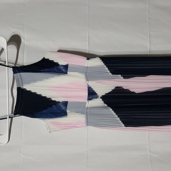 Banana Republic Geometric Color-Block Pleated Midi Dress.  Size: 2P - Picture 3 of 7
